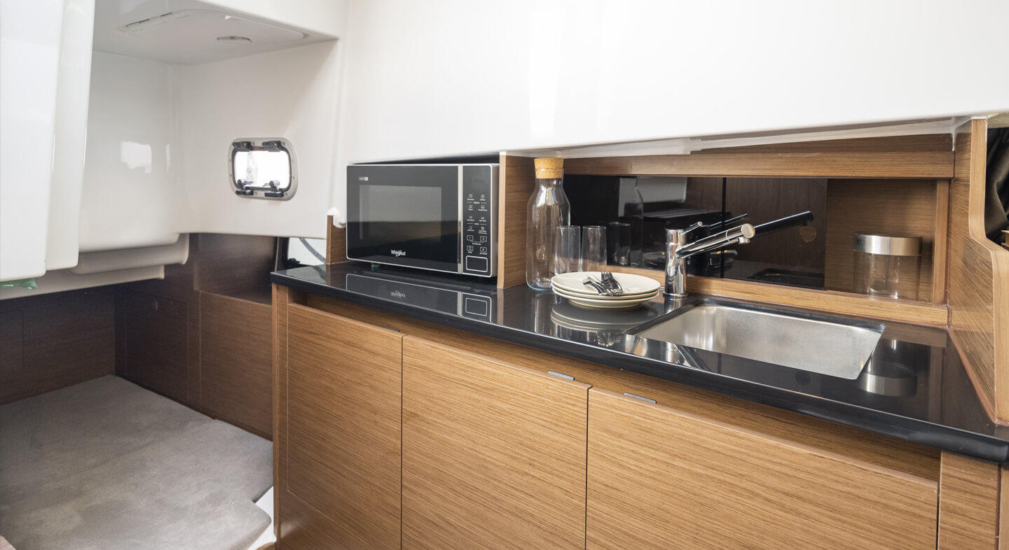 Flyer_9_Sundeck_Interior_02